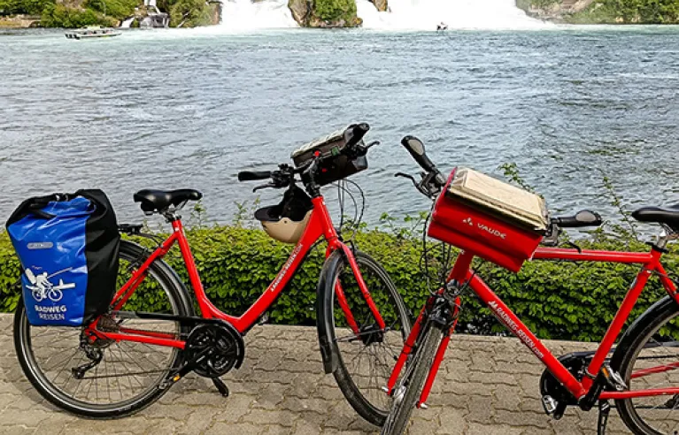 Chutes du Rhin près de Schaffhouse avec des vélos